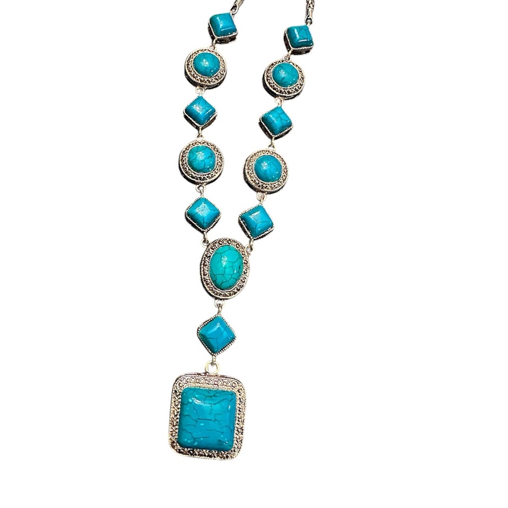 Elegant Turquoise Necklace with Silver Accents - Picture 4 of 4